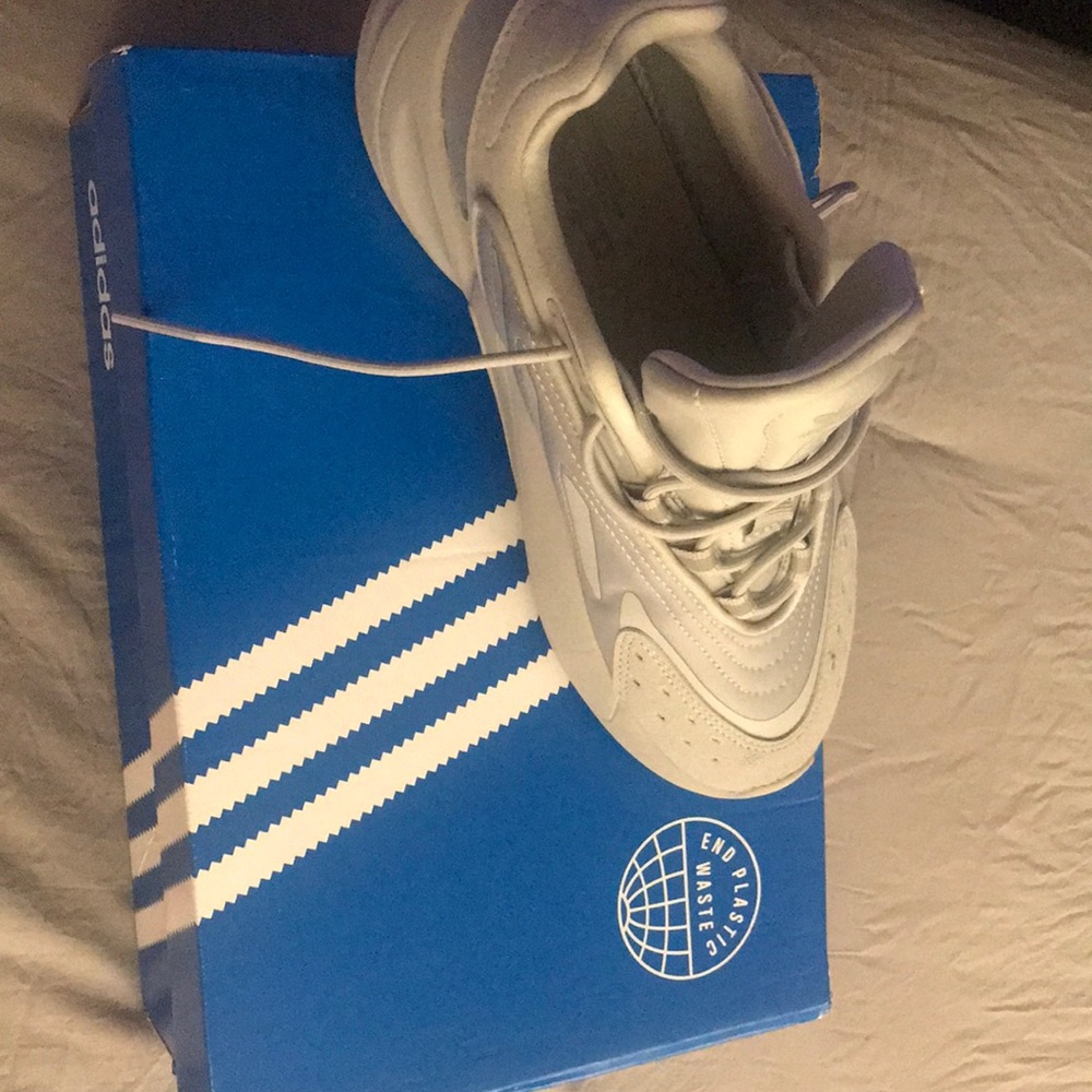 Used great condition adidas ozelia